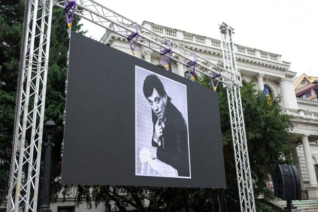 Sarajevo: Dolazak uzvanika na komemoraciju za Halida Bešlića u Narodno pozorište 