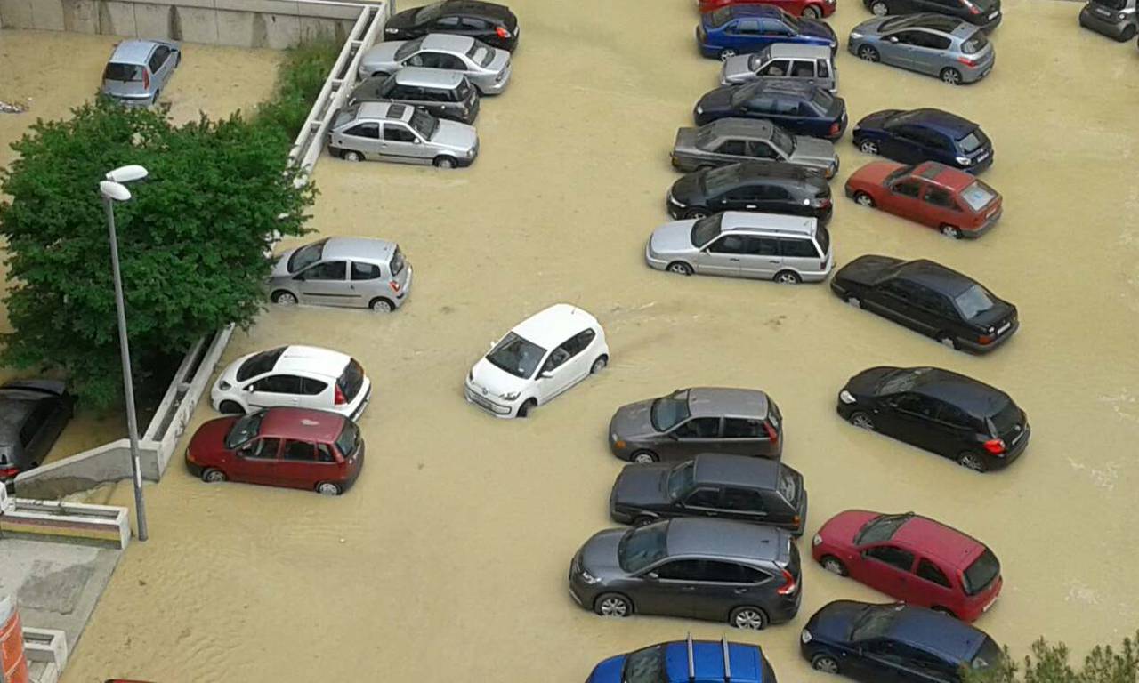Potop u Splitu: Puknula cijev, cijela ulica pliva pod vodom!