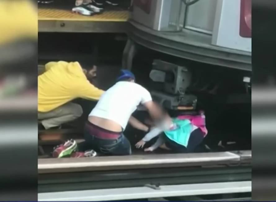 Kako je ovo preživjela? Curicu bacio pod vlak, ima ogrebotine