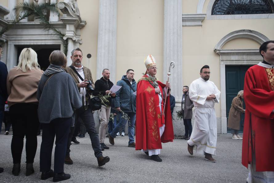 Rijeka: Nadbiskup Mate Uzinić predvodio procesiju na Cvjetnicu