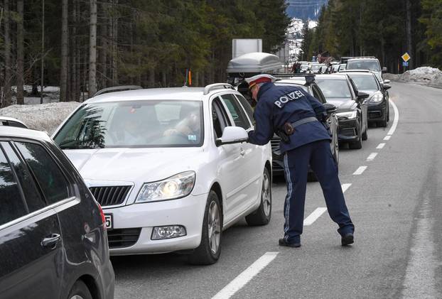 AUT, Coronavirus in Österreich, Abreise der Urlaubsgäste von St. Anton am Arlberg