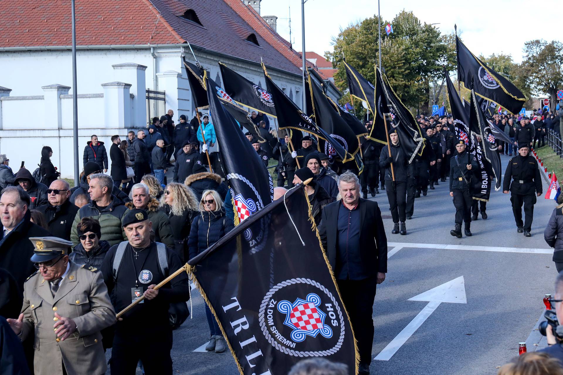 Vukovar: Pripadnici HOS-a u Koloni sjećanja skandirali 'Za dom spremni'