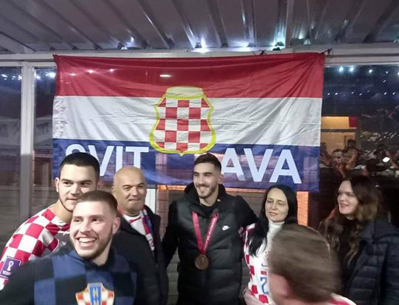 Šutala dočekali u Hercegovini, Gvardiol iznenadio goste kafića
