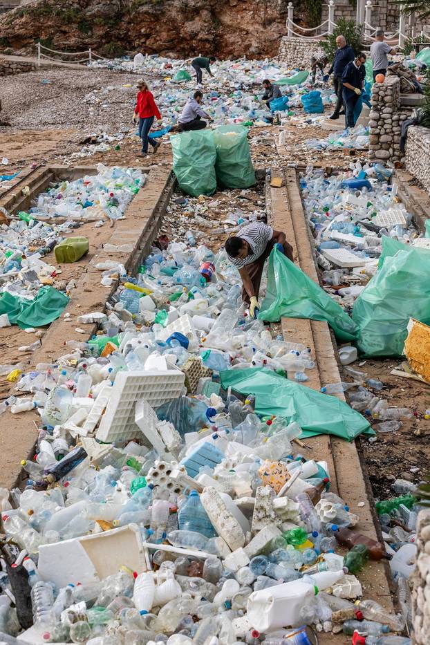Dubrovnik: Čišćenje gradske plaže Banje od smeća i plastike nanesenih jugom
