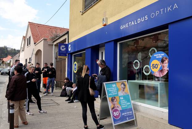 Samobor: Ljudi čekaju u redu ispred Ghetaldusa za karte za Thompsonov koncert