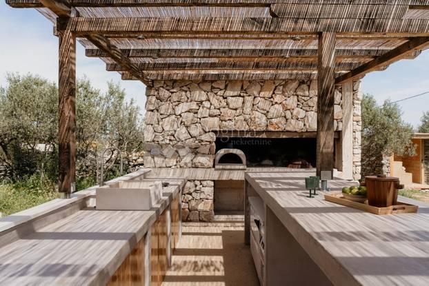 FOTO Nikad viđeno! Prodaje se vila na Šolti. Stoljetna maslina vam raste kraj kauča. Evo cijene