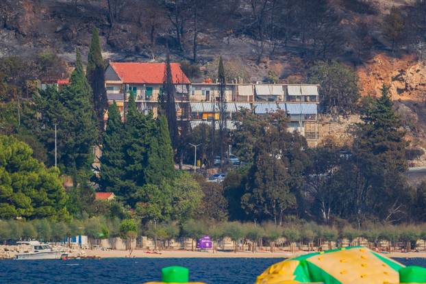 Pogled na izgoreni dio Omiša promatran  sa ušća  rijeke Cetine