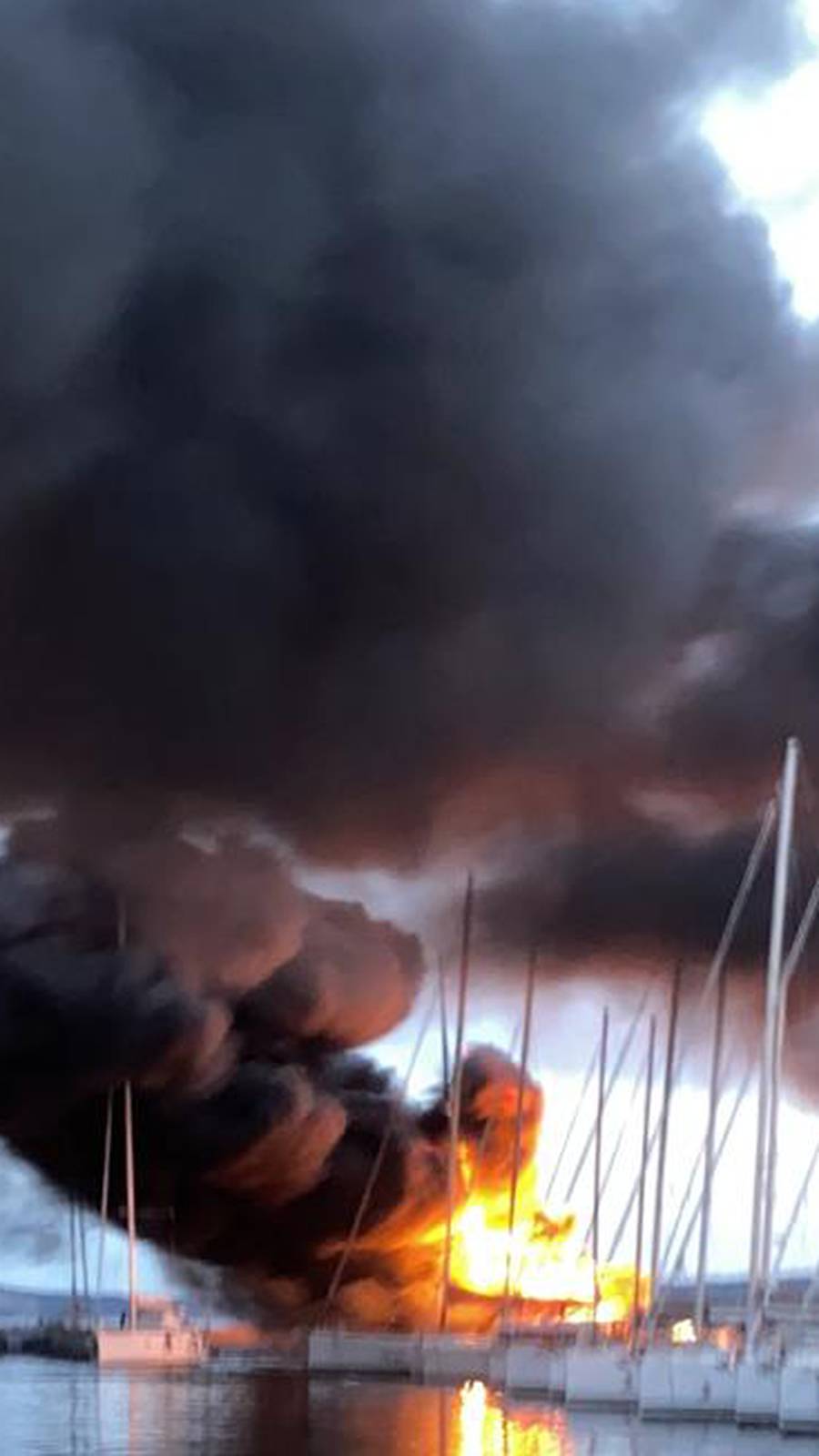 VIDEO Vatra guta jahte u marini u Kaštelima: 'Eksplodiralo je najmanje pet puta'
