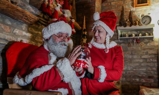 FOTO Djed Božićnjak u Čepinu ponovno donosi čaroliju Božića najmanjima i roditeljima