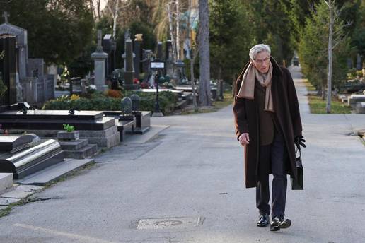 T. H. (78) odrastao je u stra&cacute;ari kraj ceste. Onda se obogatio i po&ccaron;eo gaziti. I opet je vozio