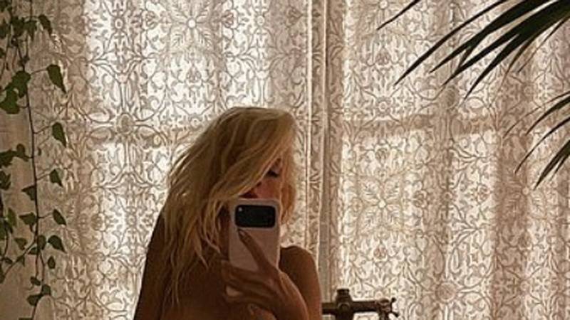 FOTO Kao od majke rođena! Aguilera pozirala gola u kadi, bradavice skrivali emotikoni