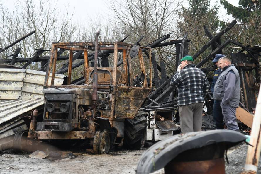 U požaru u Ivanovu Selu izgorio OPG