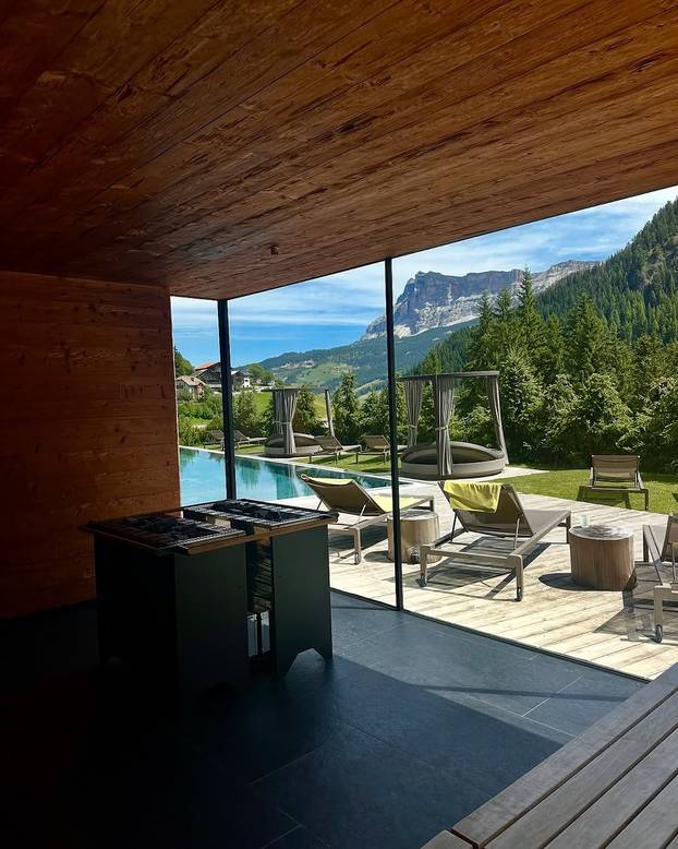 FOTO Ovo je najljepši bazen na Alpama: Topao je, proziran i ima pogled na Dolomite