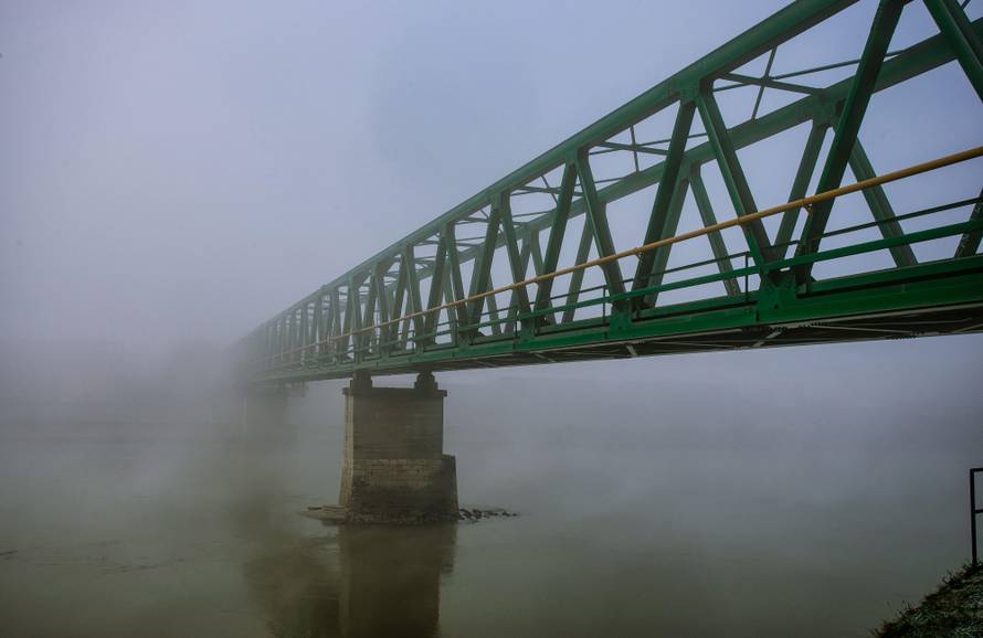 Izlazak sunca nad Dravom i željezničkim mostom u Osijeku