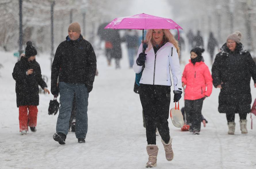 Zagreb: Maksimir, jedno od omiljenih mjesta za sanjkanje, grudanje ili šetnju po snijegu