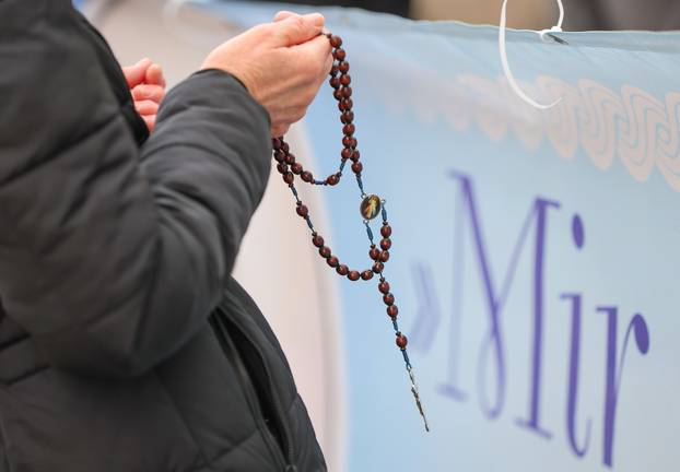 Zagreb: Interventna policija osigurava molitelje na glavnom Trgu