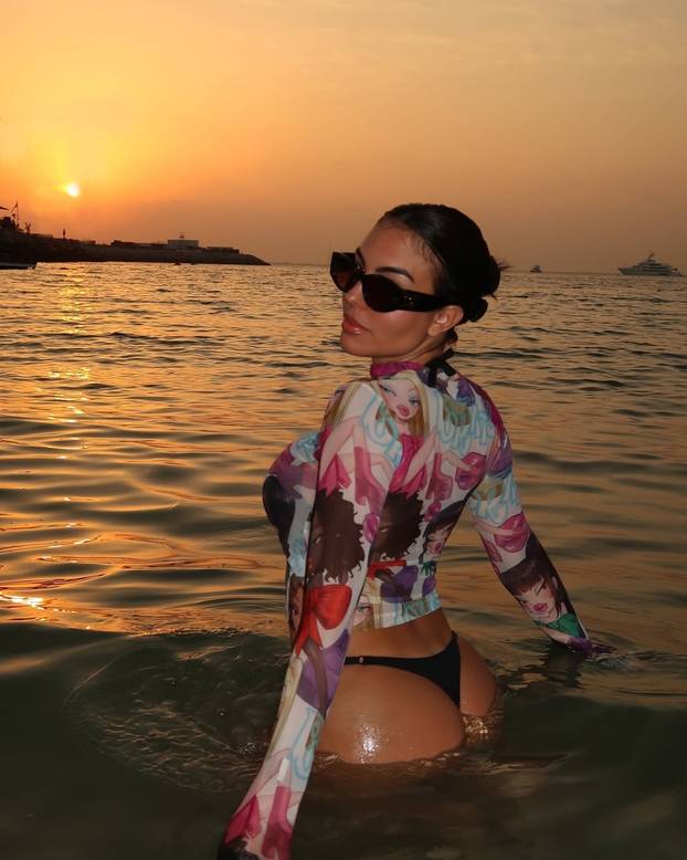 Georgina nakon zaruka uživa na plaži: U bijeloj je kombinaciji pokazala svoje bujne atribute...