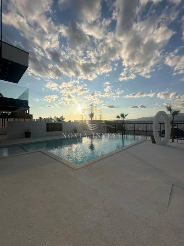 FOTO Luksuzni spektakl! Što mislite koliko stoji ova vila prvi red do mora u Novigradu?