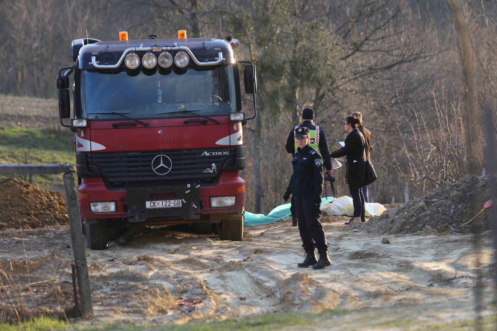 Nesreća: Kamion je istovarivao zemlju i pregazio vlasnika kuće