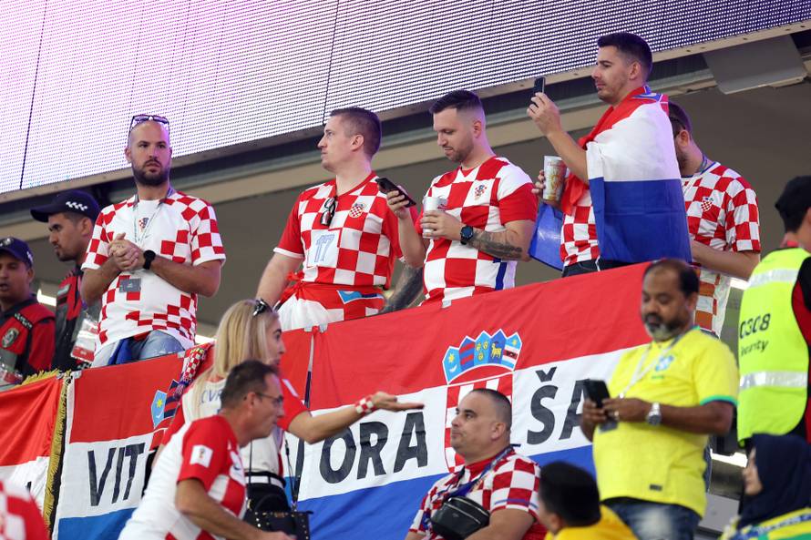 KATAR 2022 - Navijači na stadionu tijekom utakmice Hrvatske i Brazila u četvrtfinalu Svjetskog prvenstva u Katru