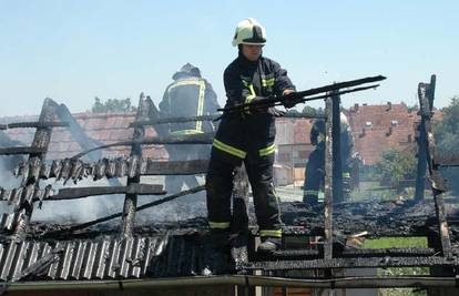 Požega: Obitelj roštiljala i zapalila krov ljetne kuhinje
