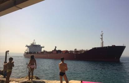 Split: Tanker od 184 metra plovio 30-ak metara od kupača 