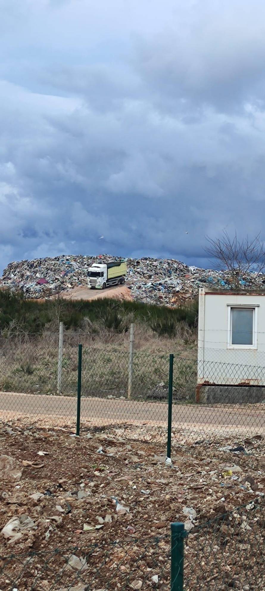 EKSKLUZIVNE SNIMKE: Opasni i plastični otpad bacali su i na gradsko odlagalište u Gospiću!