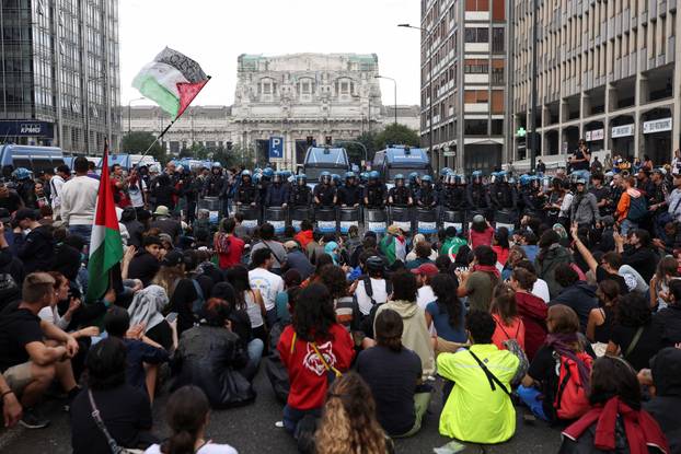 USB union holds nationwide strike, "Let's Block Everything," in solidarity with Gaza, in Milan