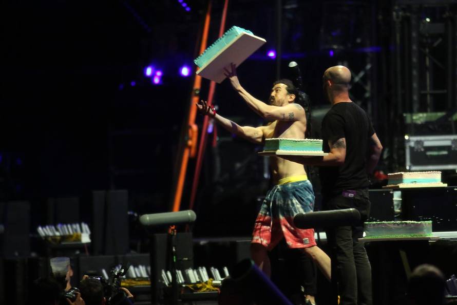 Split: DJ Steve Aoki bacao torte partijanerima u publici