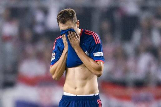 FOTO Utu&ccaron;eni 'vatreni' nakon bolnog poraza pozdravili Split, pogledajte fotke nakon susreta