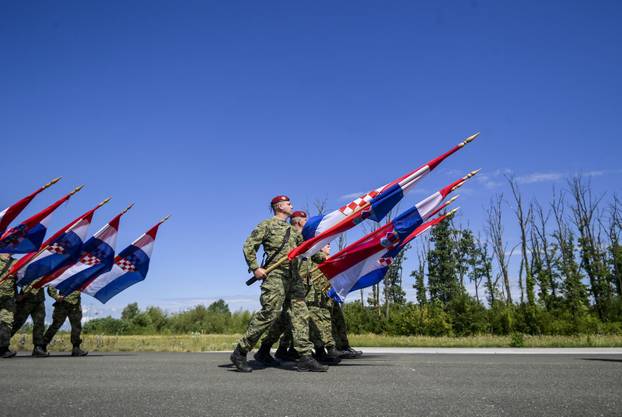 Velika Gorica: Uvježbavanje pješačkih postroja Hrvatske vojske za svečani vojni mimohod