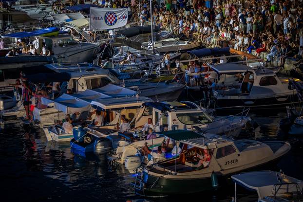 Vela Luka: Tisuće okupljenih na koncertu "Trag u beskraju" u čast Oliveru Dragojeviću