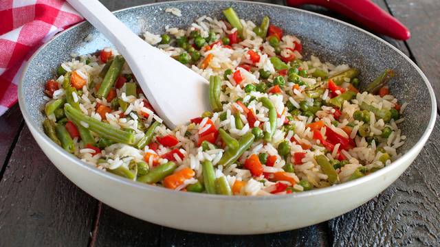 Lagana i zdrava ljetna večera: Hladni šareni rižoto s povrćem
