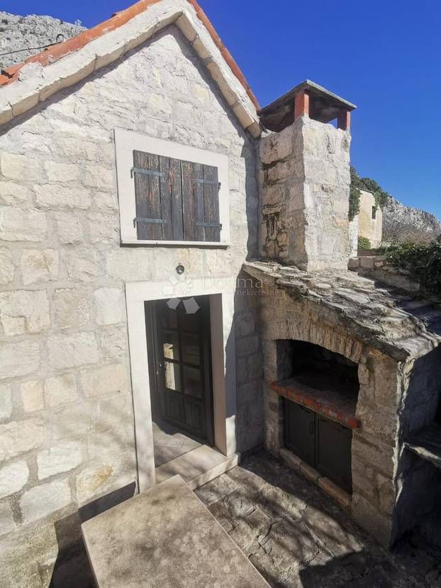 FOTO Pogledajte kućicu od 16m2 koju prodaju u Dalmaciji, ima i mini kuhinju. Cijena iznenadila!