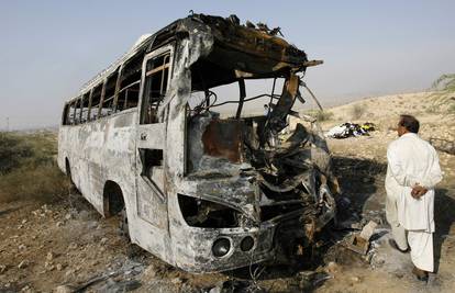 Pakistan: Zaspao za volanom busa i odveo putnike u smrt