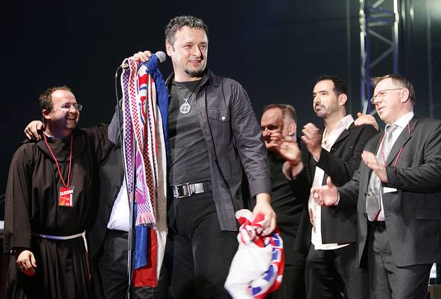 ARHIVA - Zvijezde zabavne glazbe na humanitarnom koncertu u zagrebačkom Domu sportova