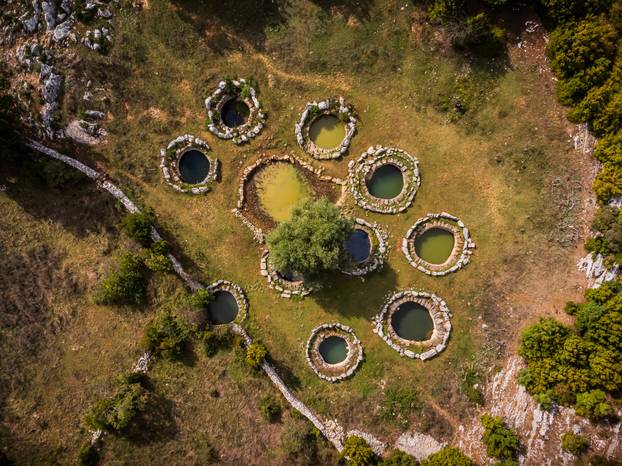Malo ljudi zna za ove misteriozne bunare u Dalmatinskoj zagori, legenda kaže da nikad nisu presušili