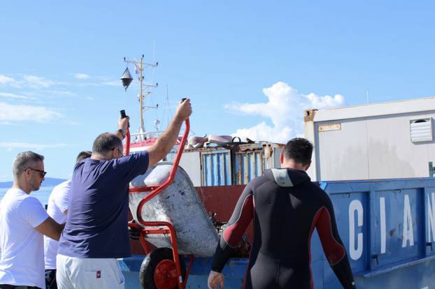 FOTO Pogledajte što su ronioci izvukli iz mora na eko akciji u Splitu: Sve je puno smeća...
