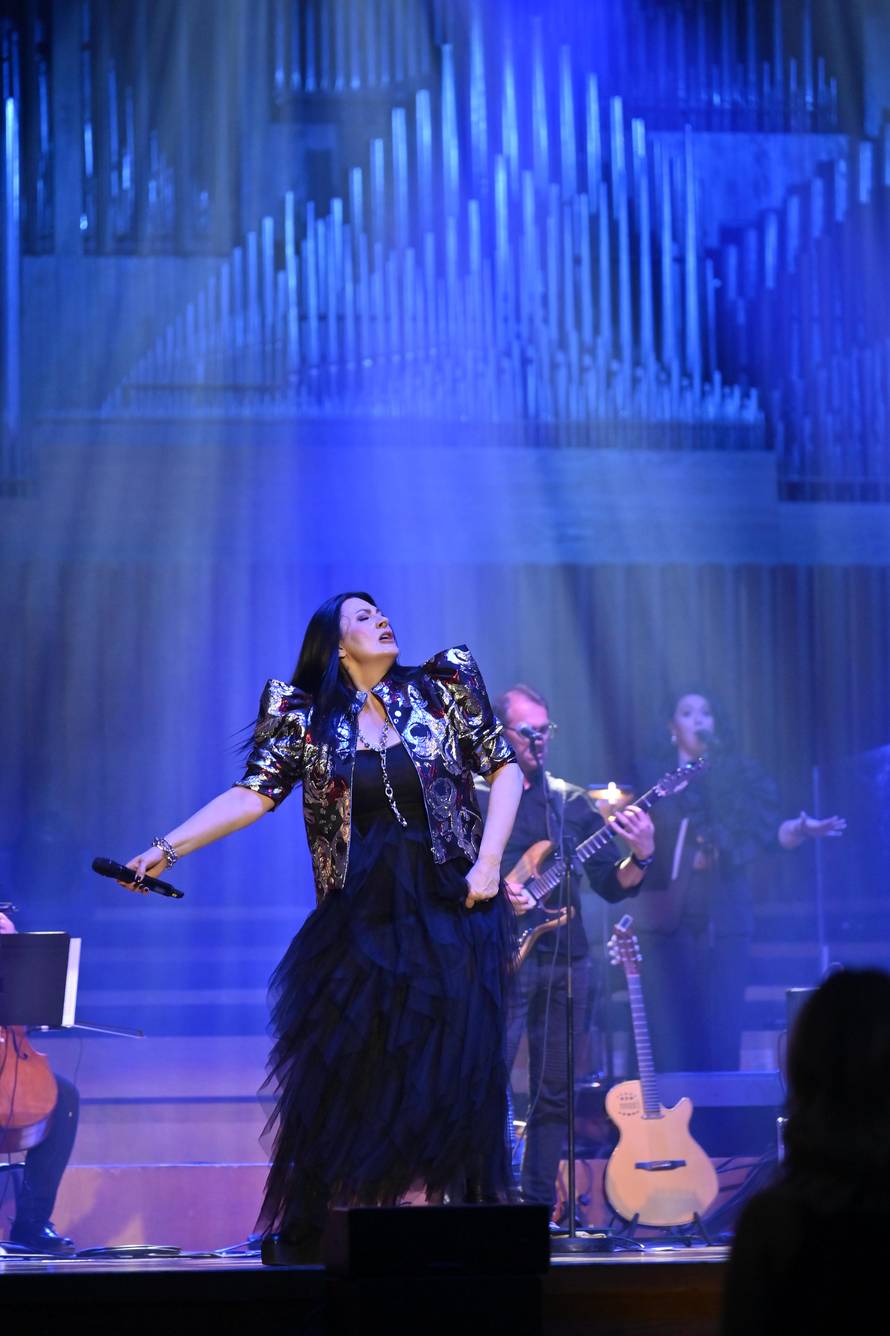 Kaliopi na koncertu u Lisinskom imala dva posebna gosta, a publika ju vraćala 2 puta na bis