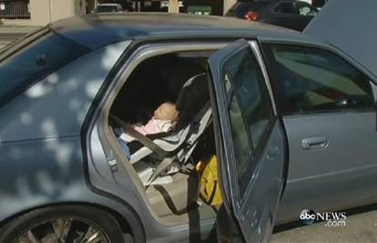 Policajci razbili staklo na autu da spase bebu, a  izvukli - lutku