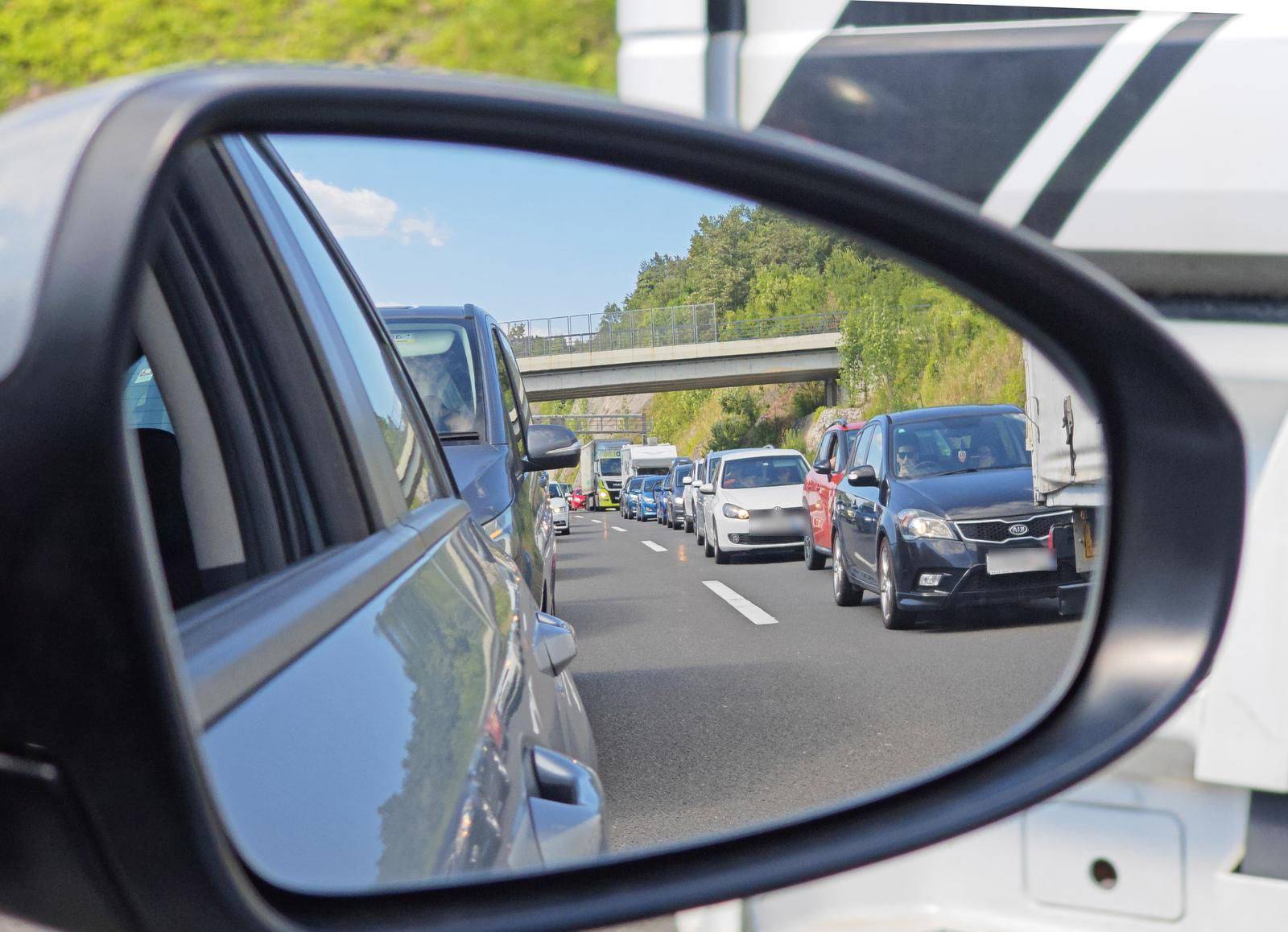 Slike strave s autoceste: Sve je u dimu, stvaraju se gužve. HAK: Kolona dugačka 12 kilometara