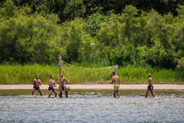 Posedarje:  Kupanje oko crkvice sv. Duha