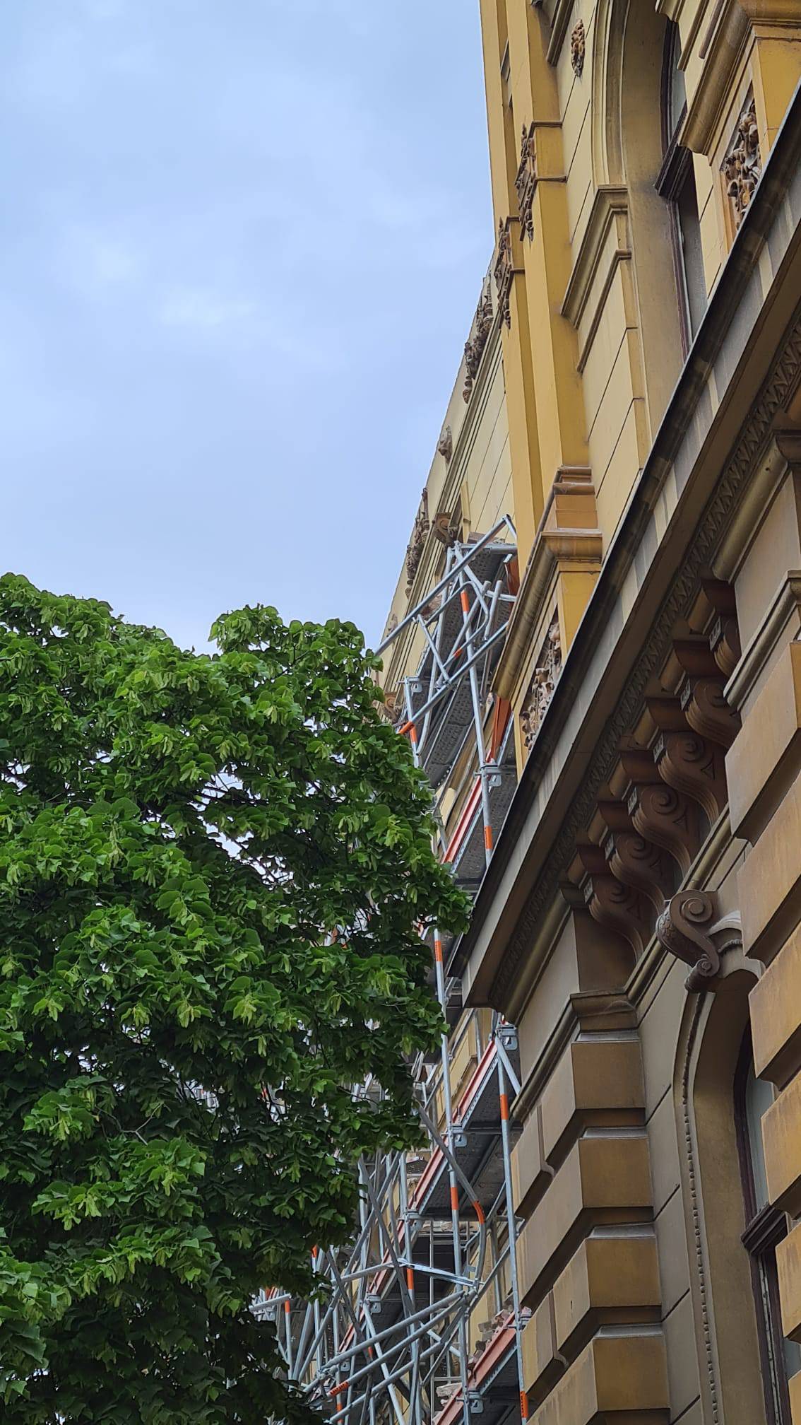VIDEO Drama u Zagrebu! Urušio se dio zgrade. 'Radnici su trčali, porazbijalo je parkirane aute'