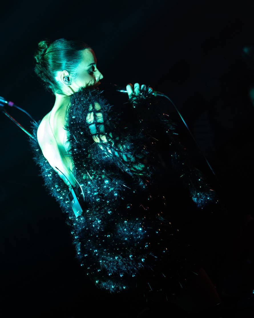 Na kratko se oprostila od svoje publike: Natali Dizdar nastupila u Zagrebu u 7. mjesecu trudnoće