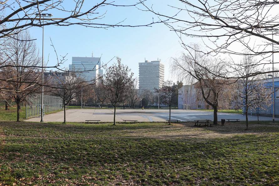 Ošte´ceno igralište OŠ Julija Klovi´ca nakon eksplozije pirotehnicke naprave