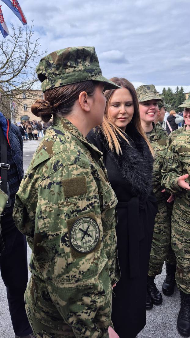 Thompsonova kći Diva Marija prisegnula u vojarni. Stigao i tata pjevač. Pogledajte fotke
