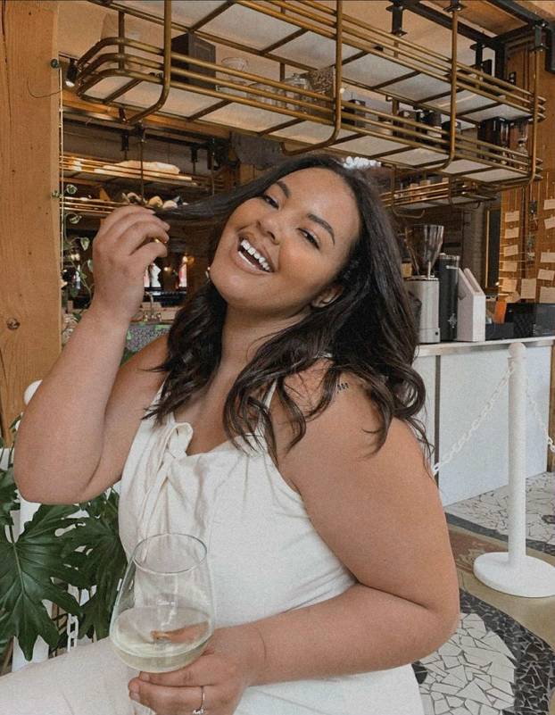 Plus-size influencerica ponosno pokazuje svoje obline: 'Tko se ne bi hvalio ovakvim grudima?'