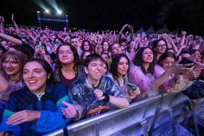 FOTO Evo kako je prošao 2. dan INmusica: Kabanice, kiša i blato nisu pokvarili koncerte publici!