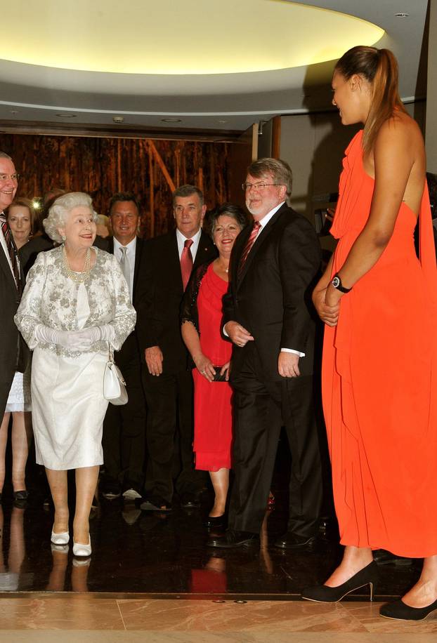 Canberra: Elizabeta II ostala o?arana visinom košarkašice Elizabethe Cambage