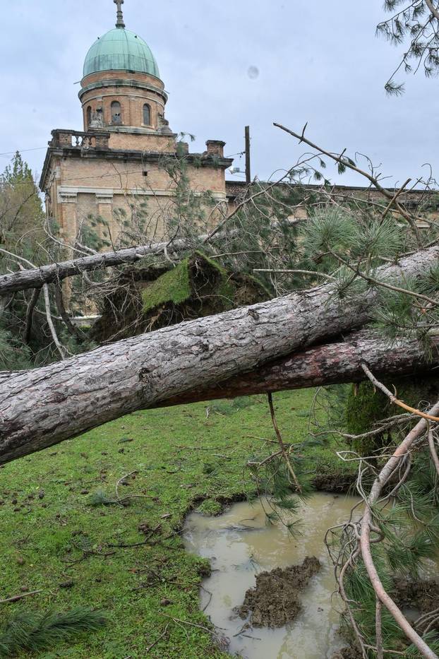 Zagreb: U nevremenu teško oštećeno gradsko groblje Mirogoj